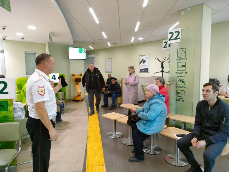 Сотрудницы банка и полицейский в Ачинске уберегли пенсионерку от перевода полумиллиона рублей мошенникам