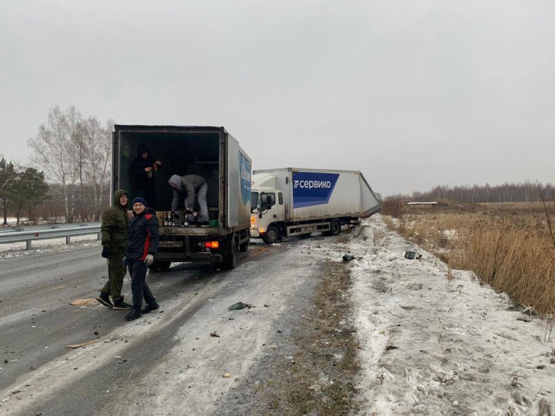 Сотрудники Госавтоинспекции работают на месте нескольких дорожно-транспортных происшествий в Ачинском районе