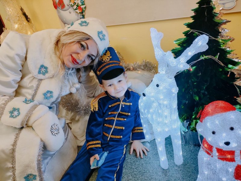 В Ачинске полицейский Дед Мороз подарил праздник воспитанникам Дома ребенка